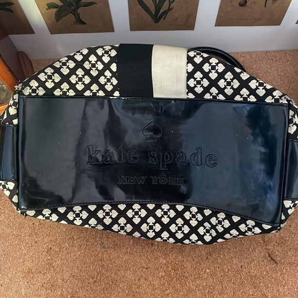 New York Kate Spade purse. - Picture 2 of 4